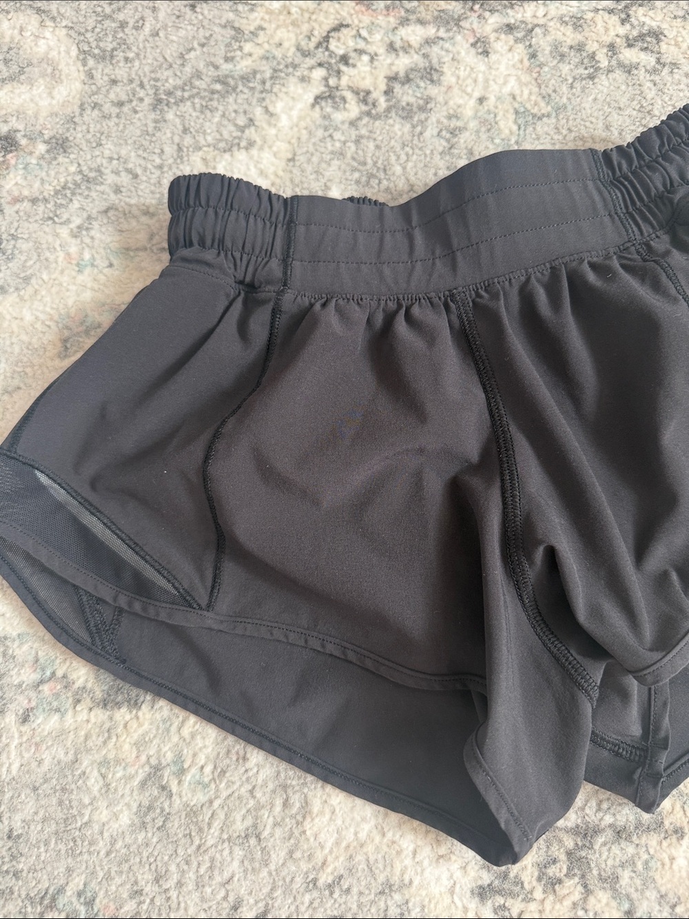 Lululemon Hotty Hot Short II *2.5" - Picture 2 of 10